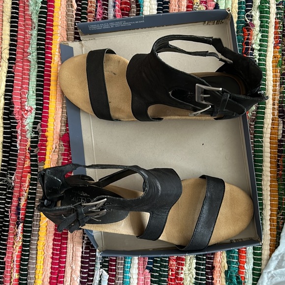 Sandals used 3x size 6 - Picture 3 of 3